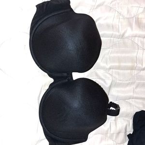 Unused Victoria Secret Bra. 40DD. Lightly Lined. Black